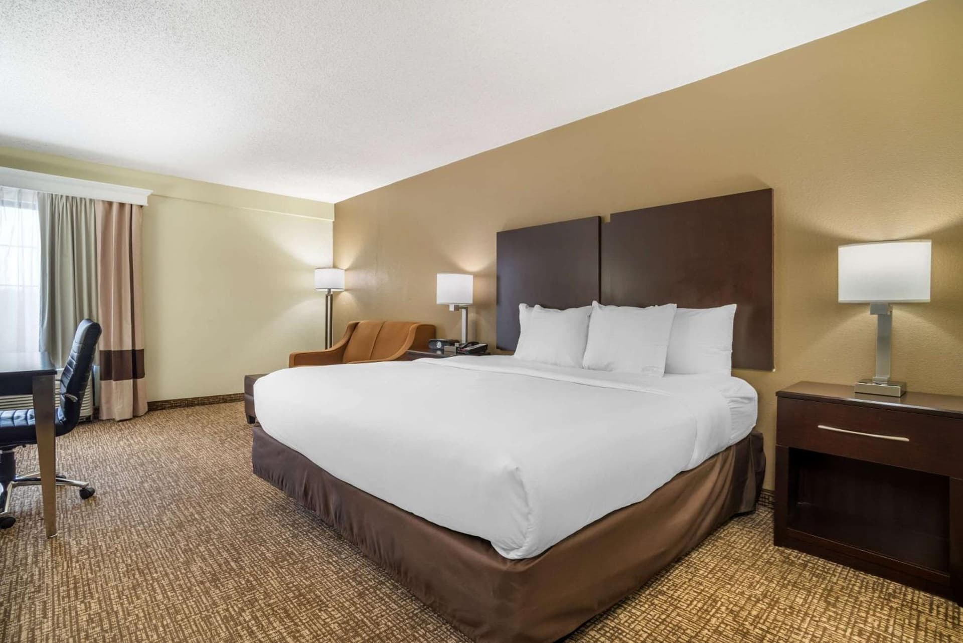 Comfort Inn & Suites Lake Norman interior in Cornelius, NC — gallery photo 2