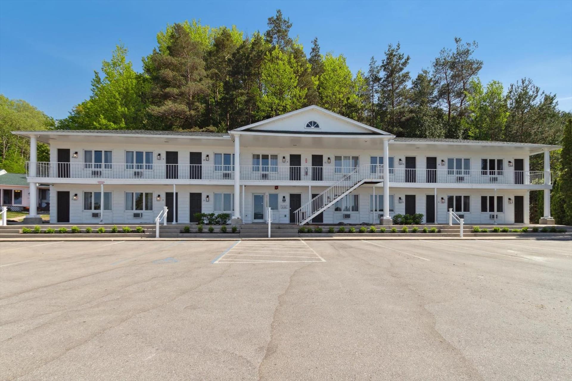 The Bay Inn featured exterior or lobby in Petoskey, MI — similar hotel