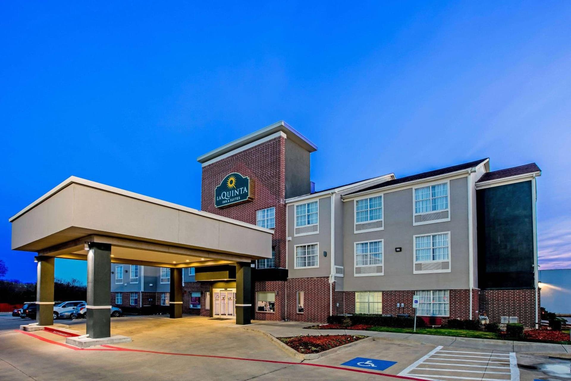 La Quinta by Wyndham Dallas Mesquite interior in Mesquite, TX — gallery photo 2