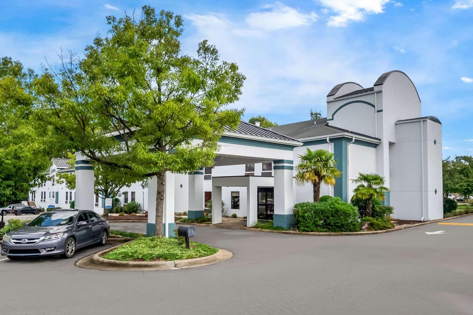 Clarion Pointe Apex - Holly Springs featured exterior or lobby in Apex, NC — similar hotel