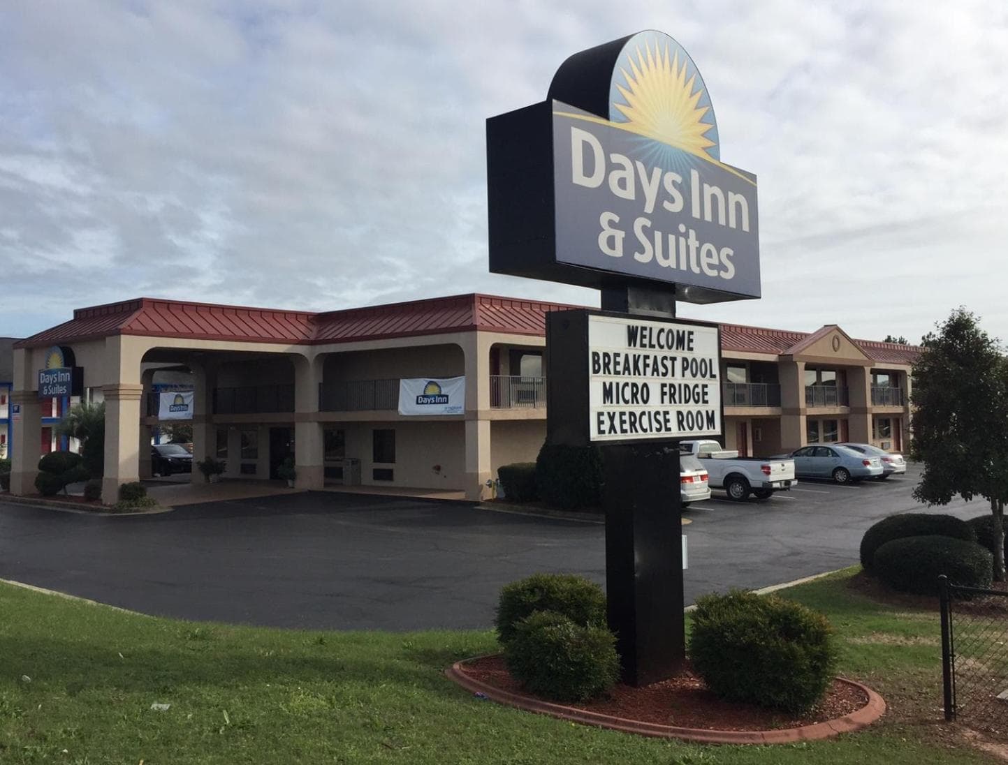 Days Inn & Suites by Wyndham Warner Robins Near Robins AFB gallery photo in Warner Robins, GA — image 5