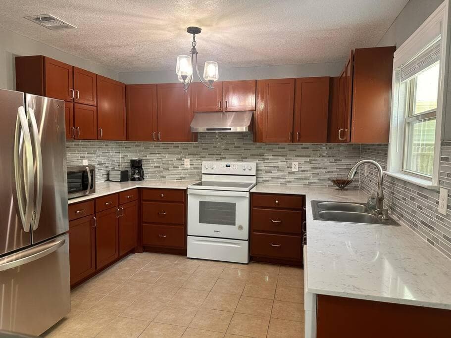 Lake Front Home, around 15 minutes drive to AT&T and Epic Water interior in Grand Prairie, TX — gallery photo 2