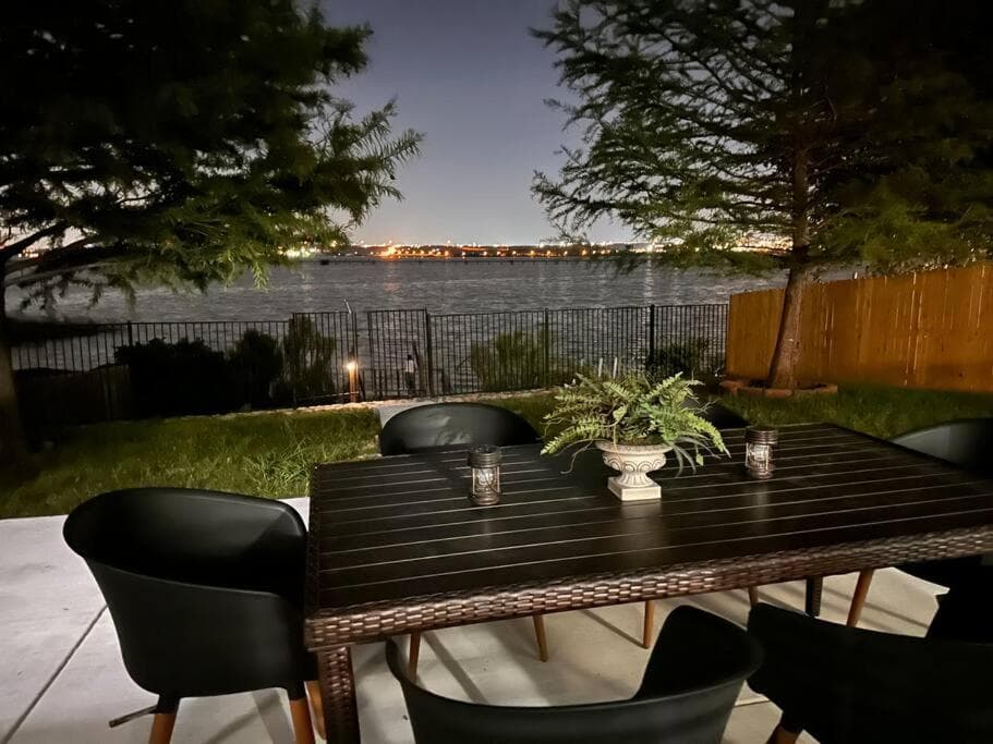 Lake Front Home, around 15 minutes drive to AT&T and Epic Water featured exterior or lobby in Grand Prairie, TX — similar hotel