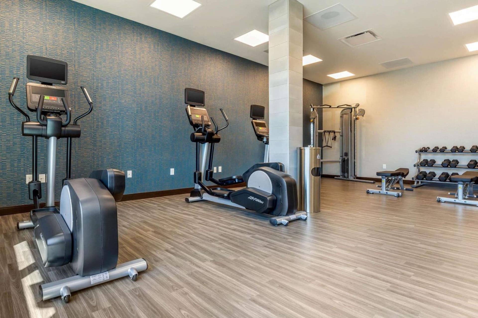 Holiday Inn Express Bettendorf - Davenport NE by IHG interior in Bettendorf, IA — gallery photo 2