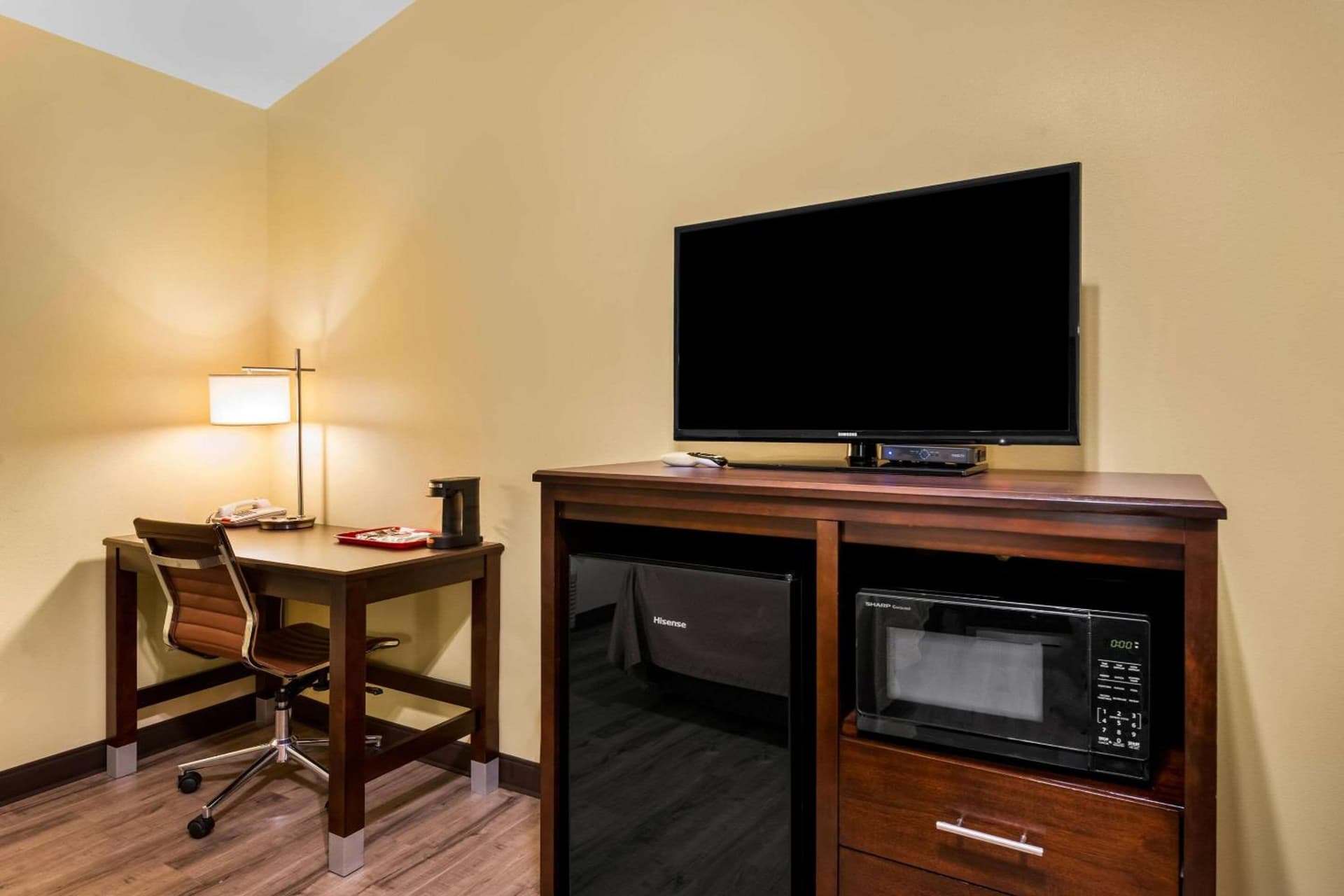 Econo Lodge Inn & Suites Eau Claire South property views in Eau Claire, WI — gallery photo 3