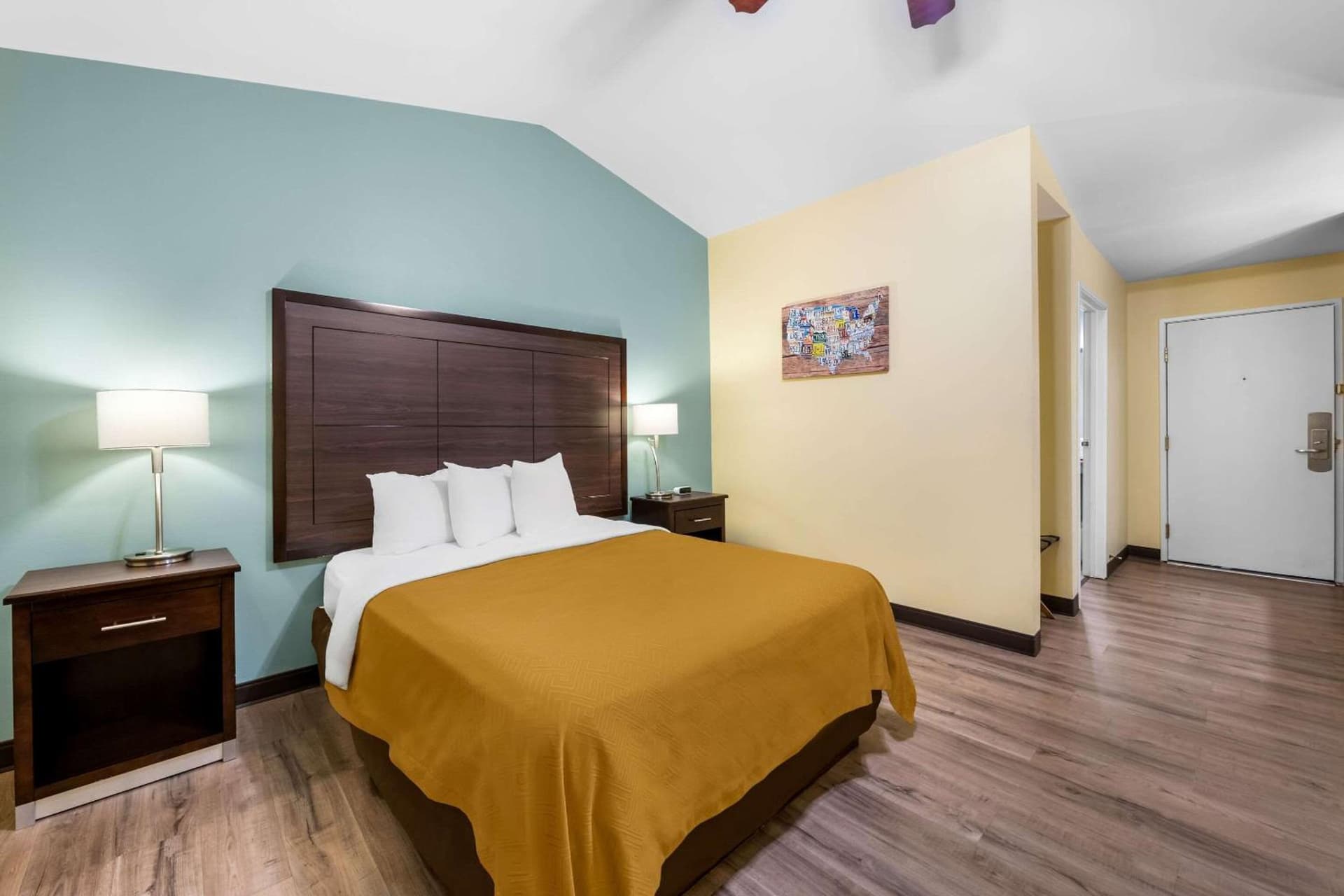 Econo Lodge Inn & Suites Eau Claire South interior in Eau Claire, WI — gallery photo 2