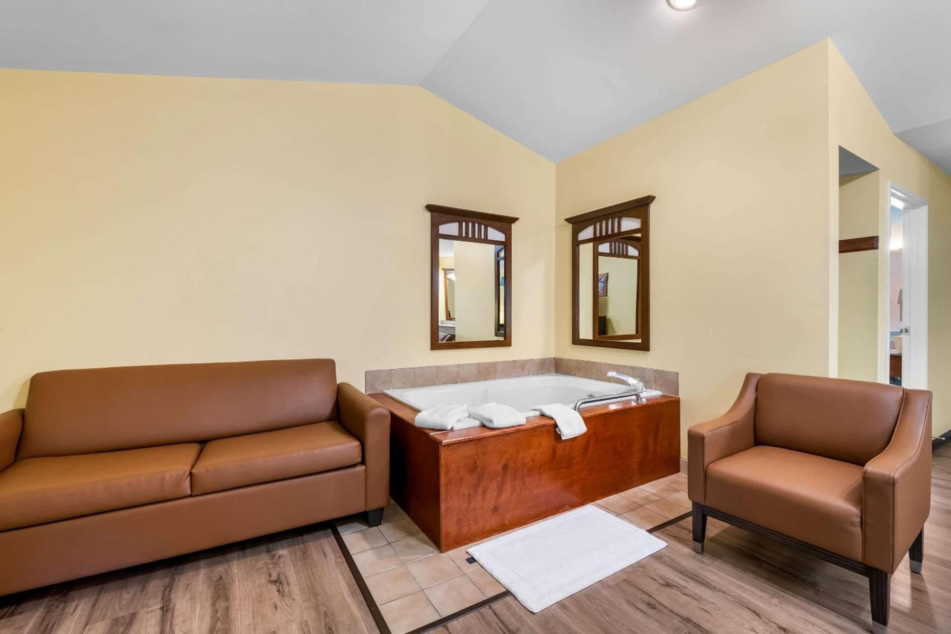 Econo Lodge Inn & Suites Eau Claire South gallery photo in Eau Claire, WI — image 4
