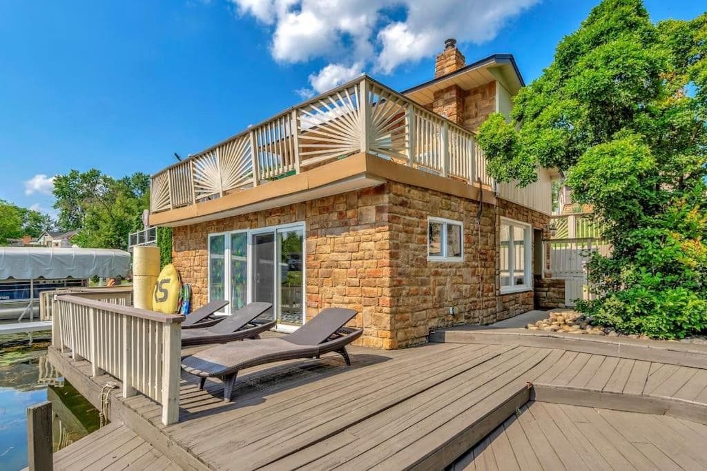 Lakehouse with Jacuzzi next to Pine Knob property views in Bird Island — gallery photo 3