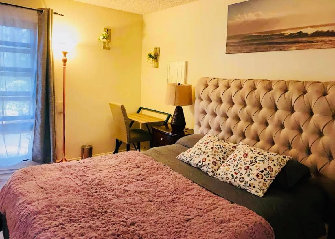 Sweet room with private bathroom property views in Los Angeles, CA — gallery photo 3