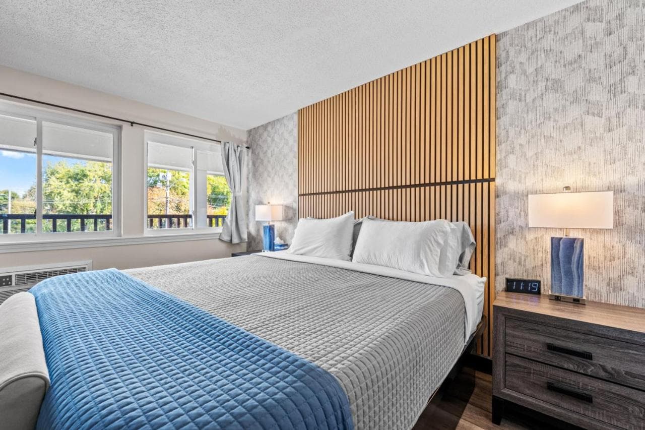 King Bed in Lux Boutique Hotel property views in Marshfield — gallery photo 3