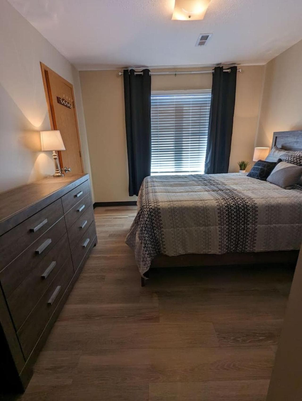 Waterloo Suites Double interior in Waterloo, IL — gallery photo 2