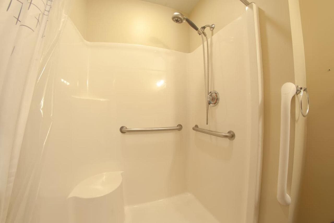 Waterloo Suites King interior in Waterloo, IL — gallery photo 2