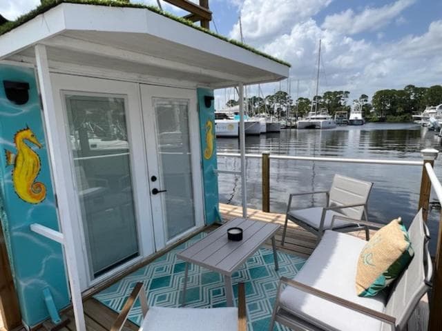 Unique Houseboat Rental interior in Merritt Island, FL — gallery photo 2