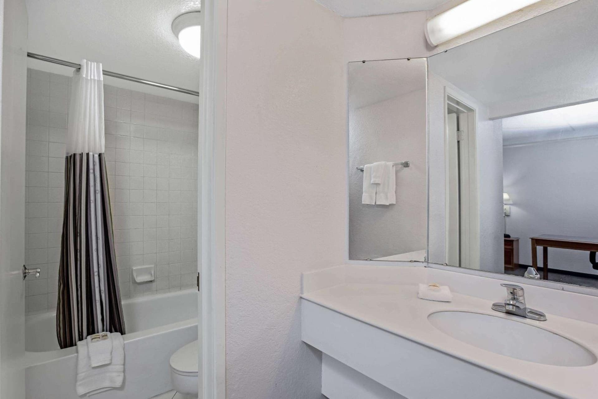 La Quinta Inn by Wyndham Stockton gallery photo in Stockton, CA — image 19