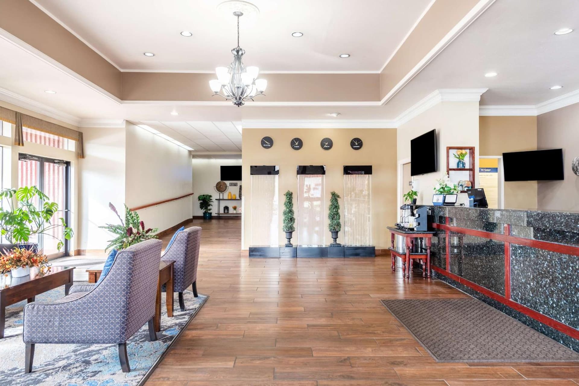 Best Western Cascadia Inn interior in Everett, WA — gallery photo 2