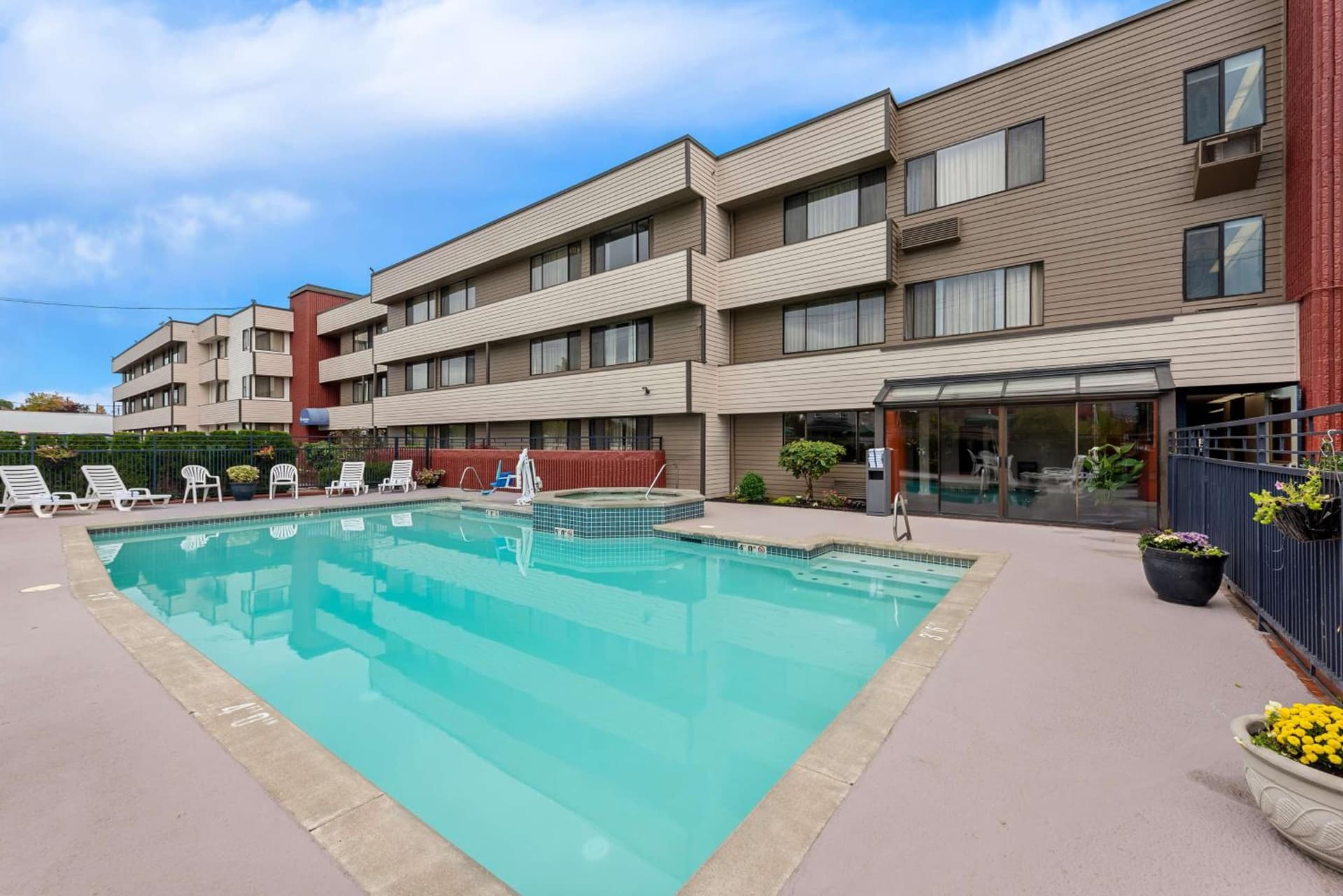 Best Western Cascadia Inn property views in Everett, WA — gallery photo 3