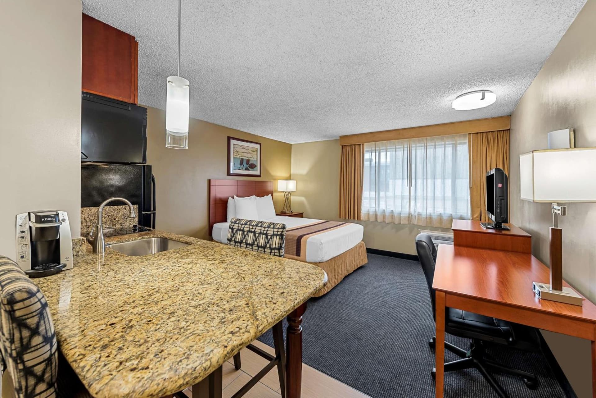 Best Western Cascadia Inn interior in Everett, WA — gallery photo 2