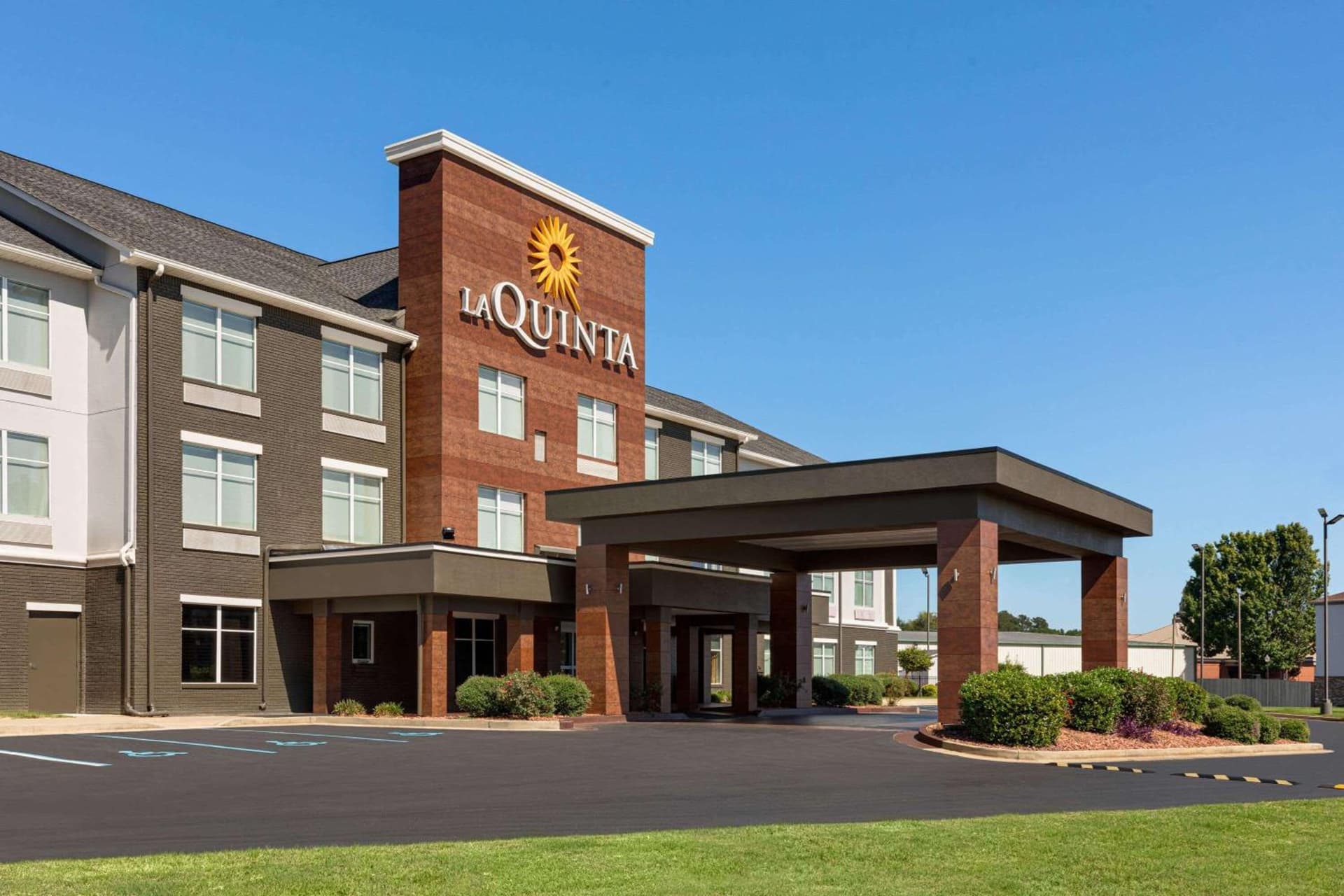 La Quinta by Wyndham Oxford - Anniston interior in Oxford, AL — gallery photo 2