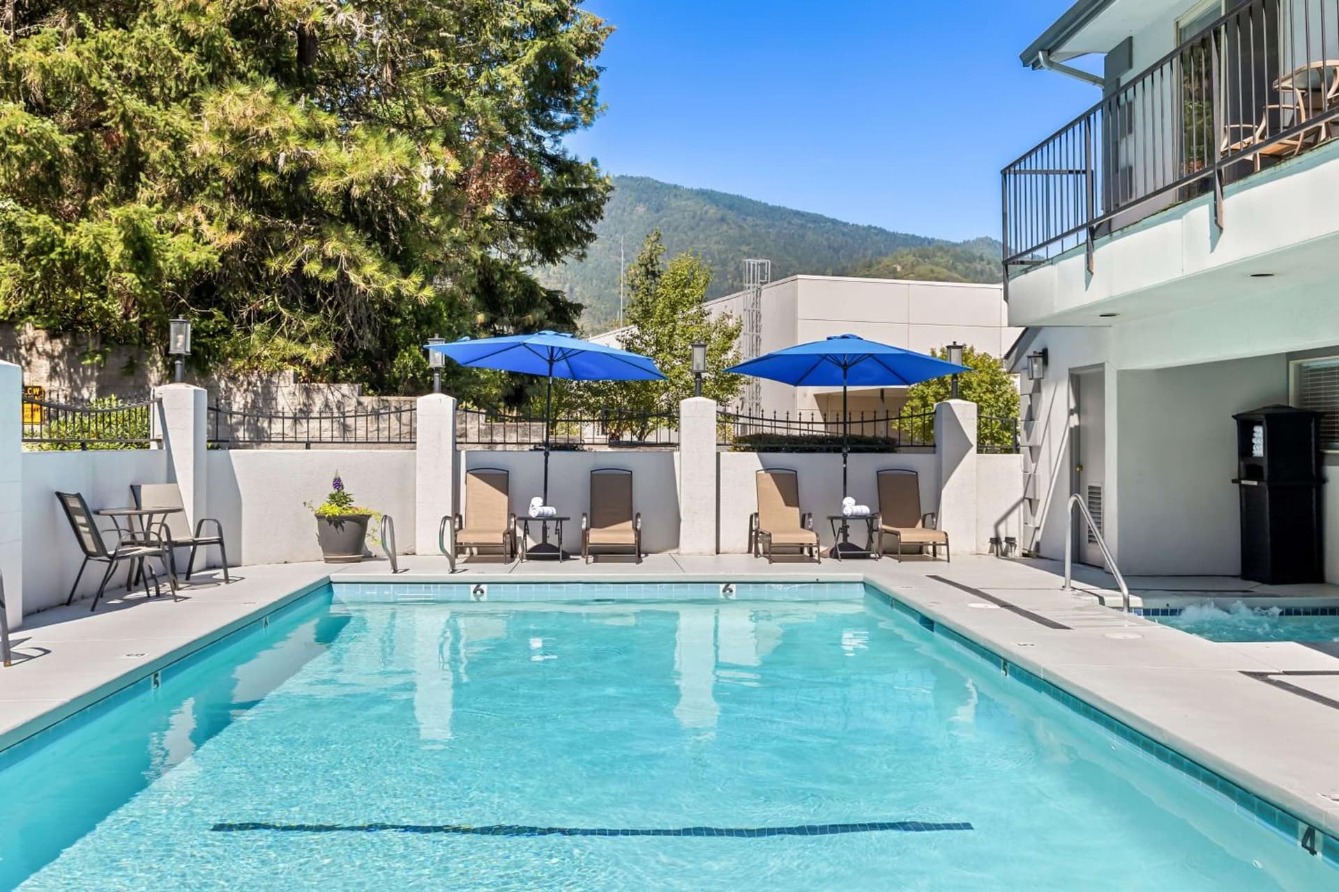Best Western Inn at the Rogue property views in Rogue River, OR — gallery photo 3