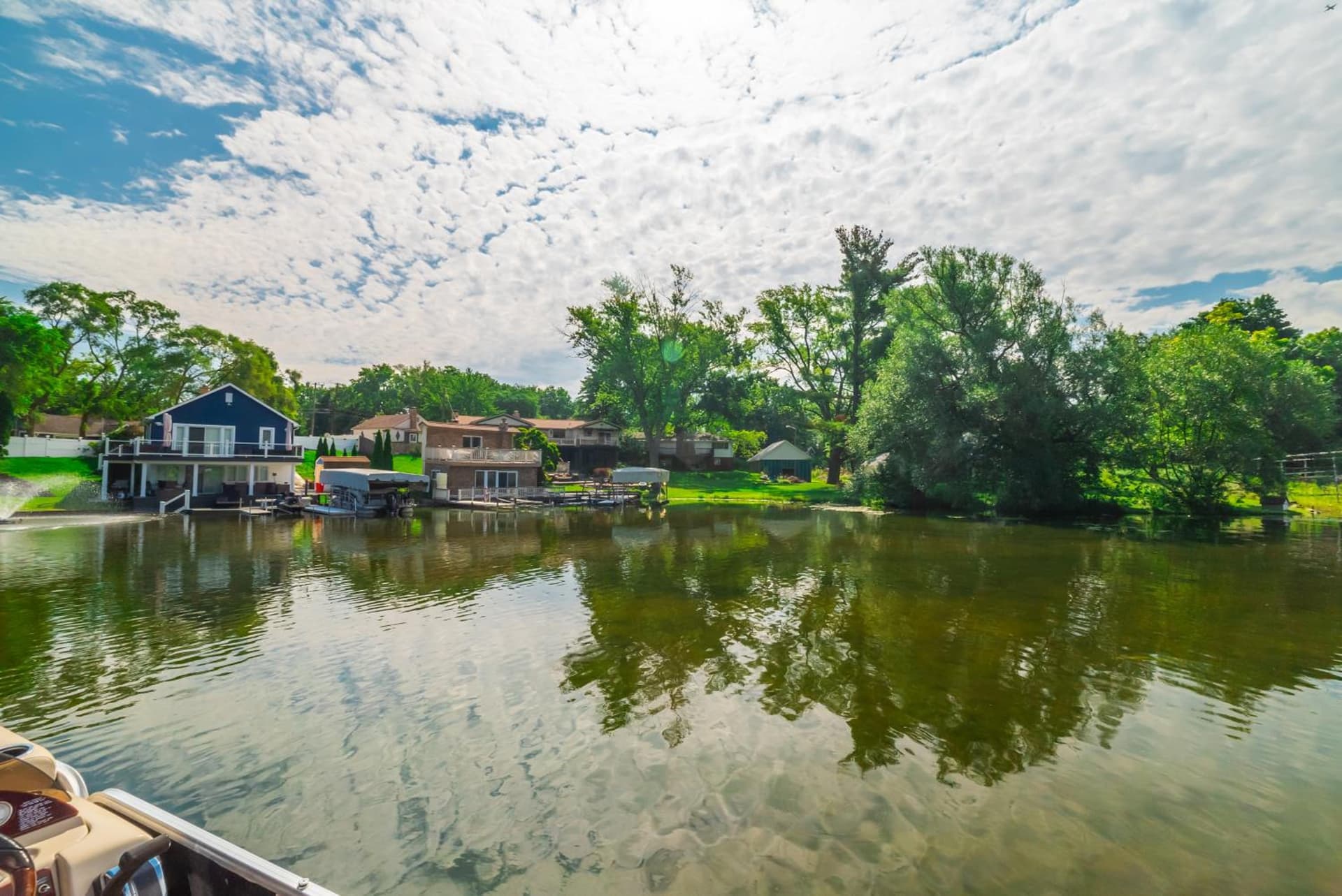 Lakehouse with Jacuzzi next to Pine Knob interior in Bird Island — gallery photo 2