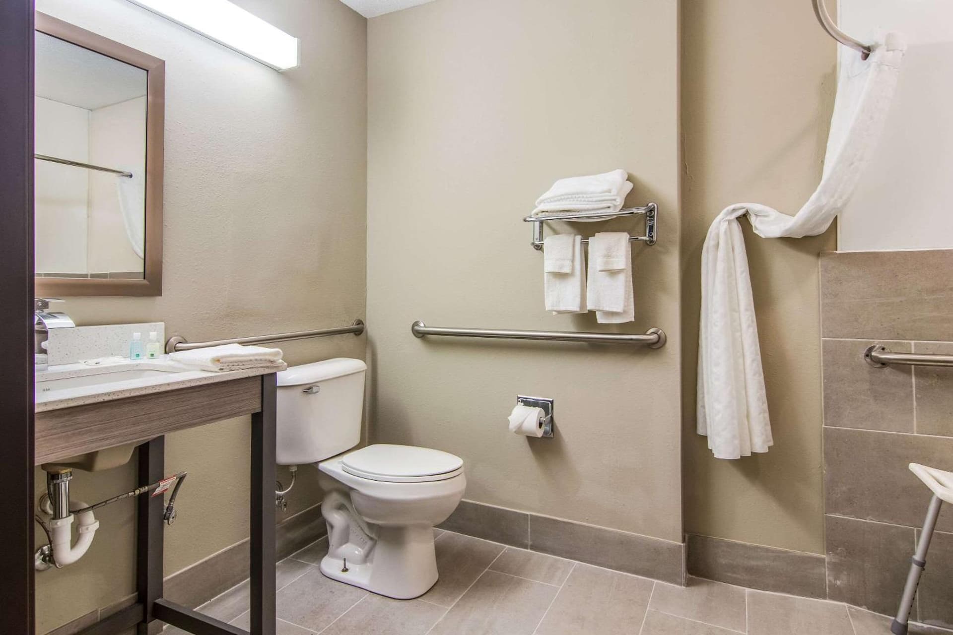 Quality Inn & Suites Grove City-Outlet Mall gallery photo in Grove City, PA — image 14