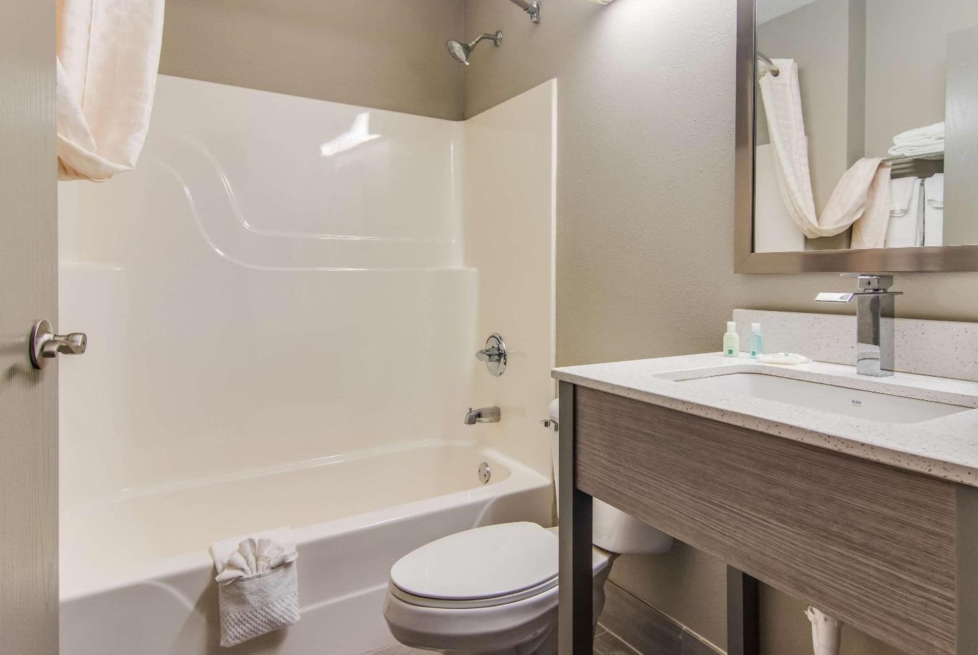 Quality Inn & Suites Grove City-Outlet Mall gallery photo in Grove City, PA — image 12