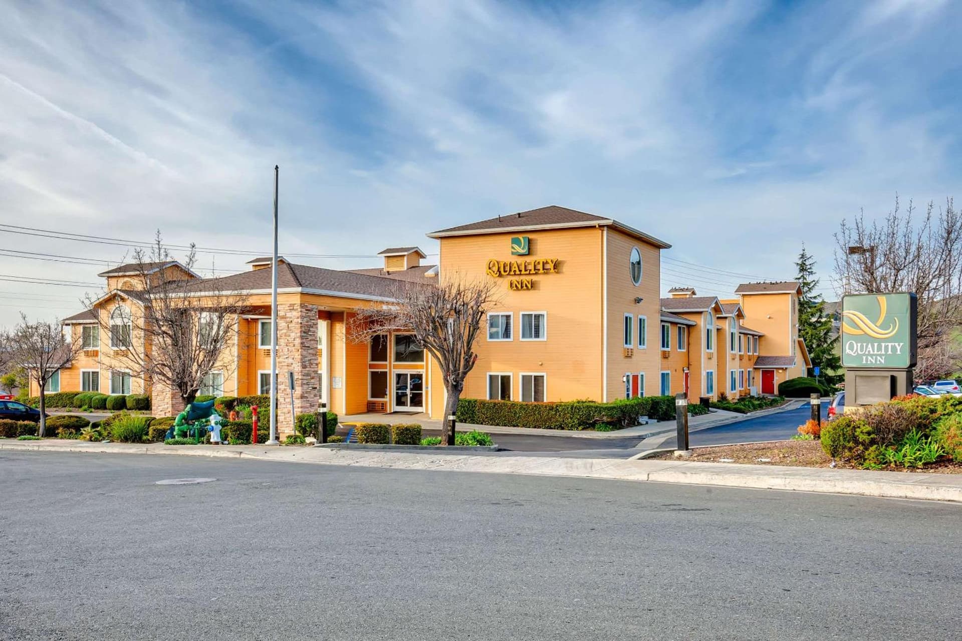 Quality Inn near Six Flags Discovery Kingdom-Napa Valley property views in Vallejo, CA — gallery photo 3