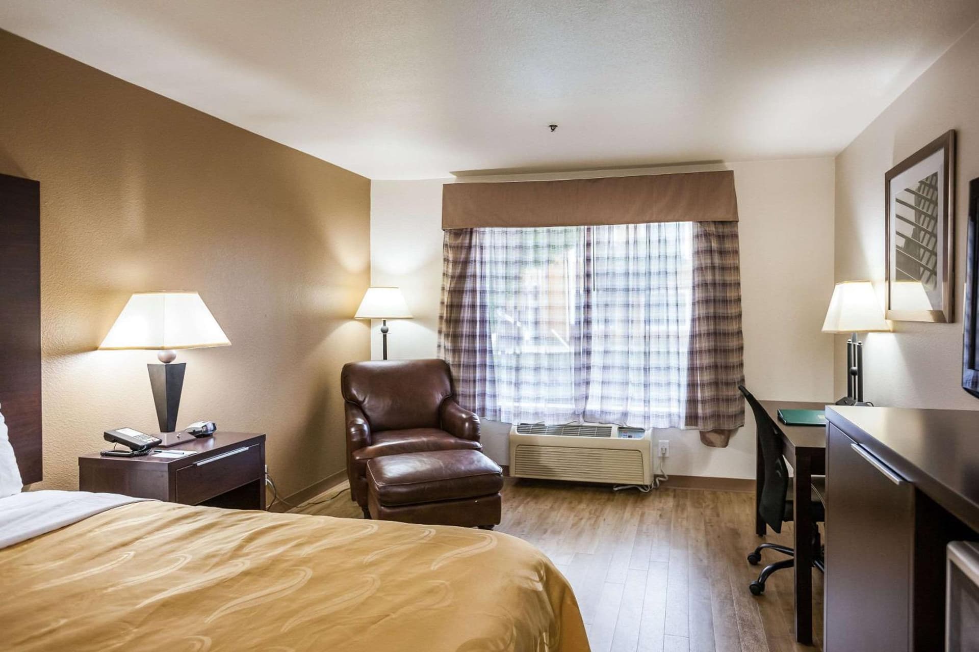 Quality Inn near Six Flags Discovery Kingdom-Napa Valley property views in Vallejo, CA — gallery photo 3