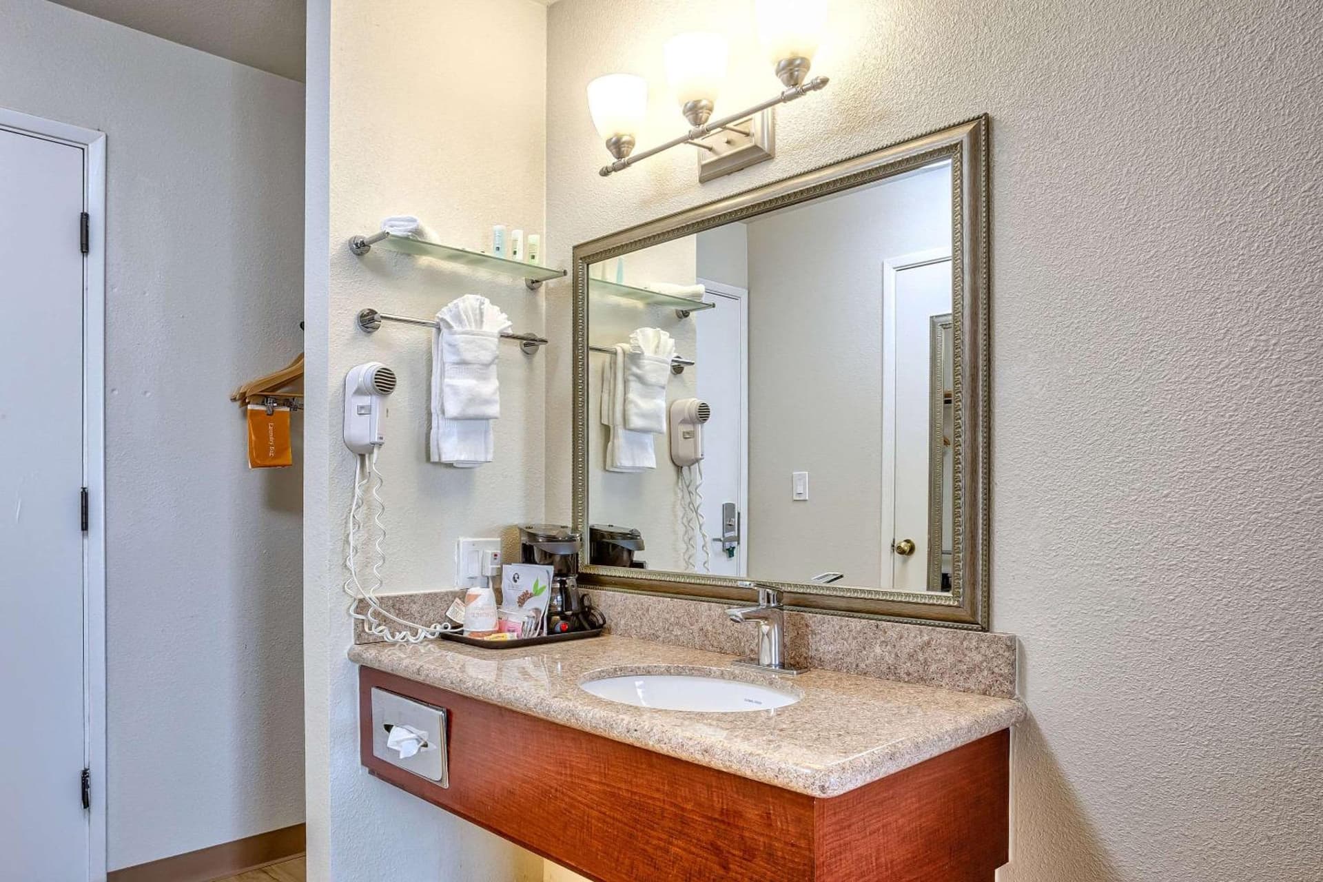 Quality Inn near Six Flags Discovery Kingdom-Napa Valley gallery photo in Vallejo, CA — image 10