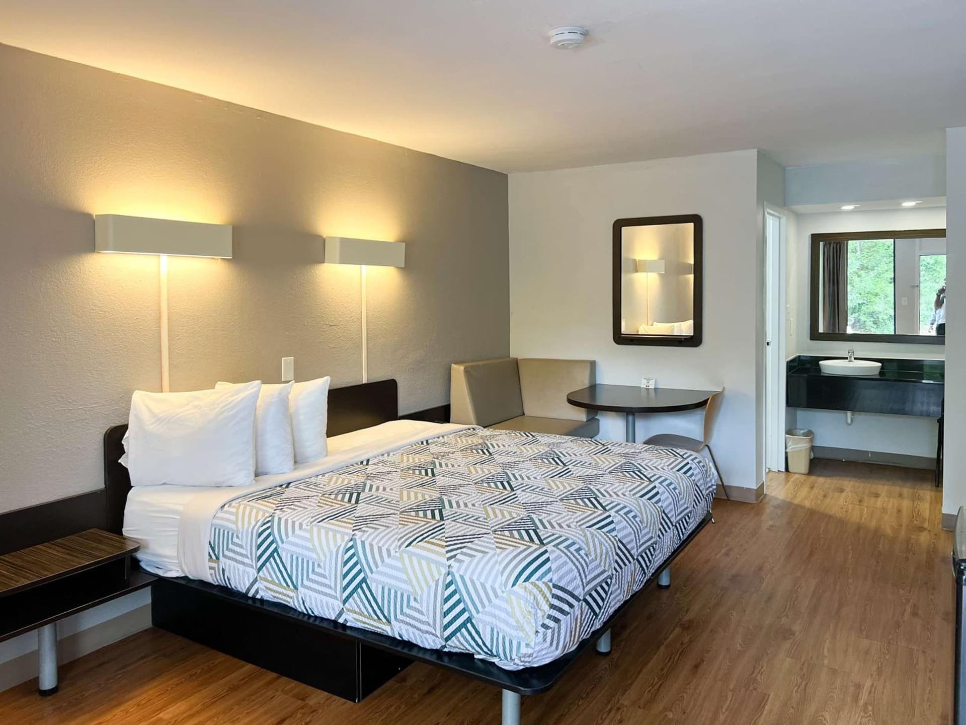 Motel 6-Newnan, GA interior in Newnan, GA — gallery photo 2