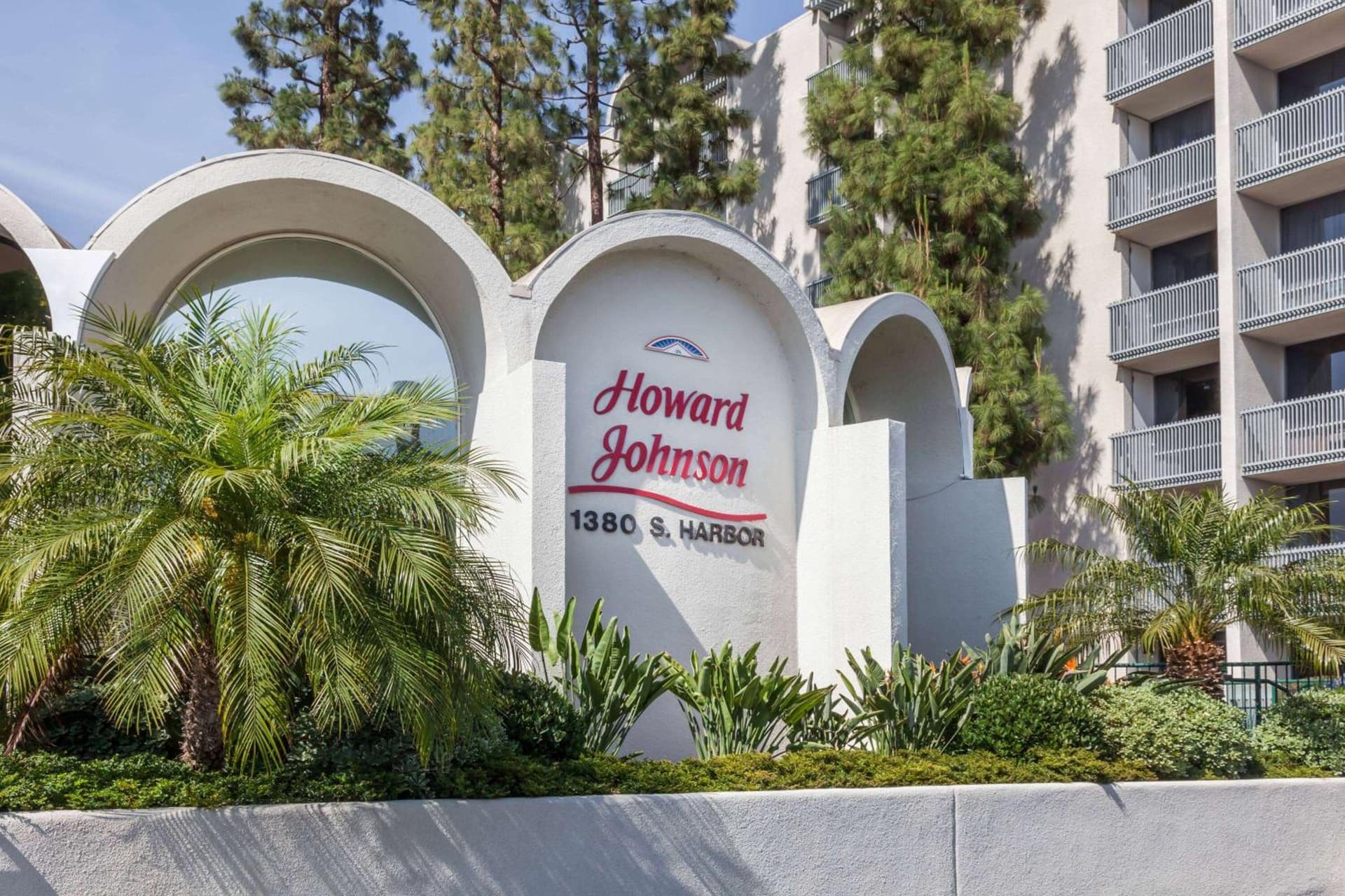 Howard Johnson by Wyndham Anaheim Hotel and Water Playground featured exterior or lobby in Anaheim, CA — similar hotel
