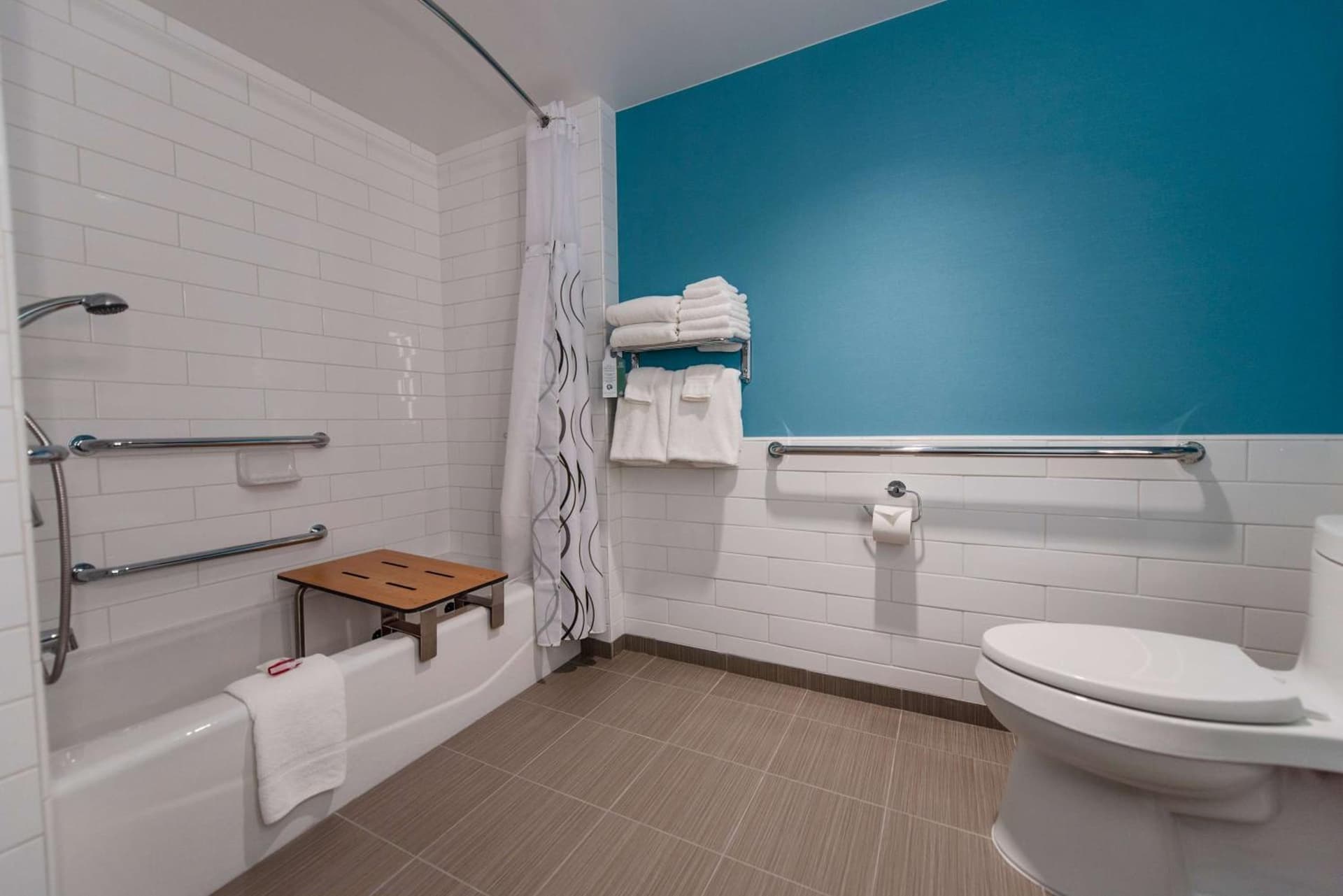 Howard Johnson by Wyndham Anaheim Hotel and Water Playground gallery photo in Anaheim, CA — image 51