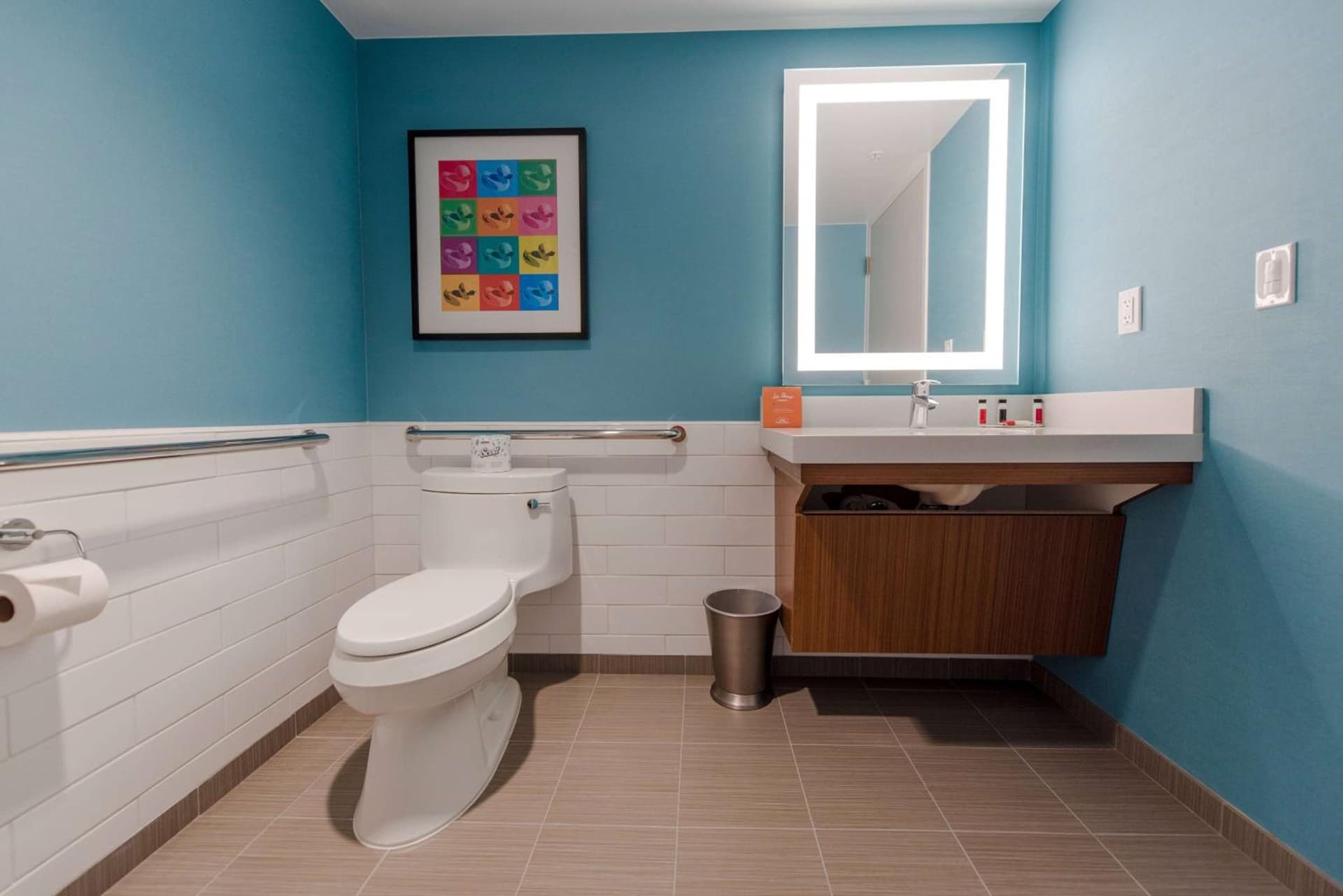Howard Johnson by Wyndham Anaheim Hotel and Water Playground gallery photo in Anaheim, CA — image 144