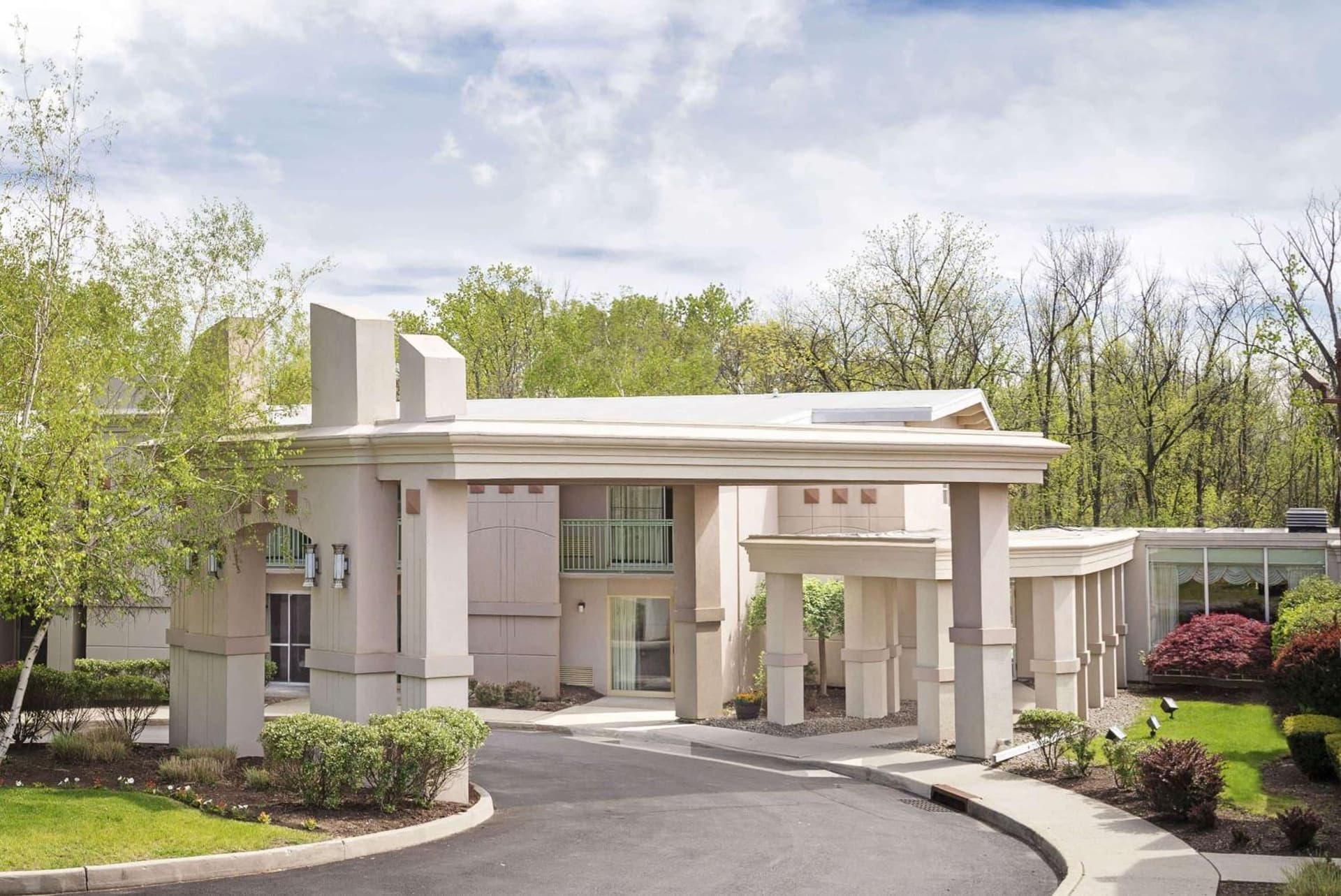 Howard Johnson by Wyndham Newburgh interior in Newburgh, NY — gallery photo 2