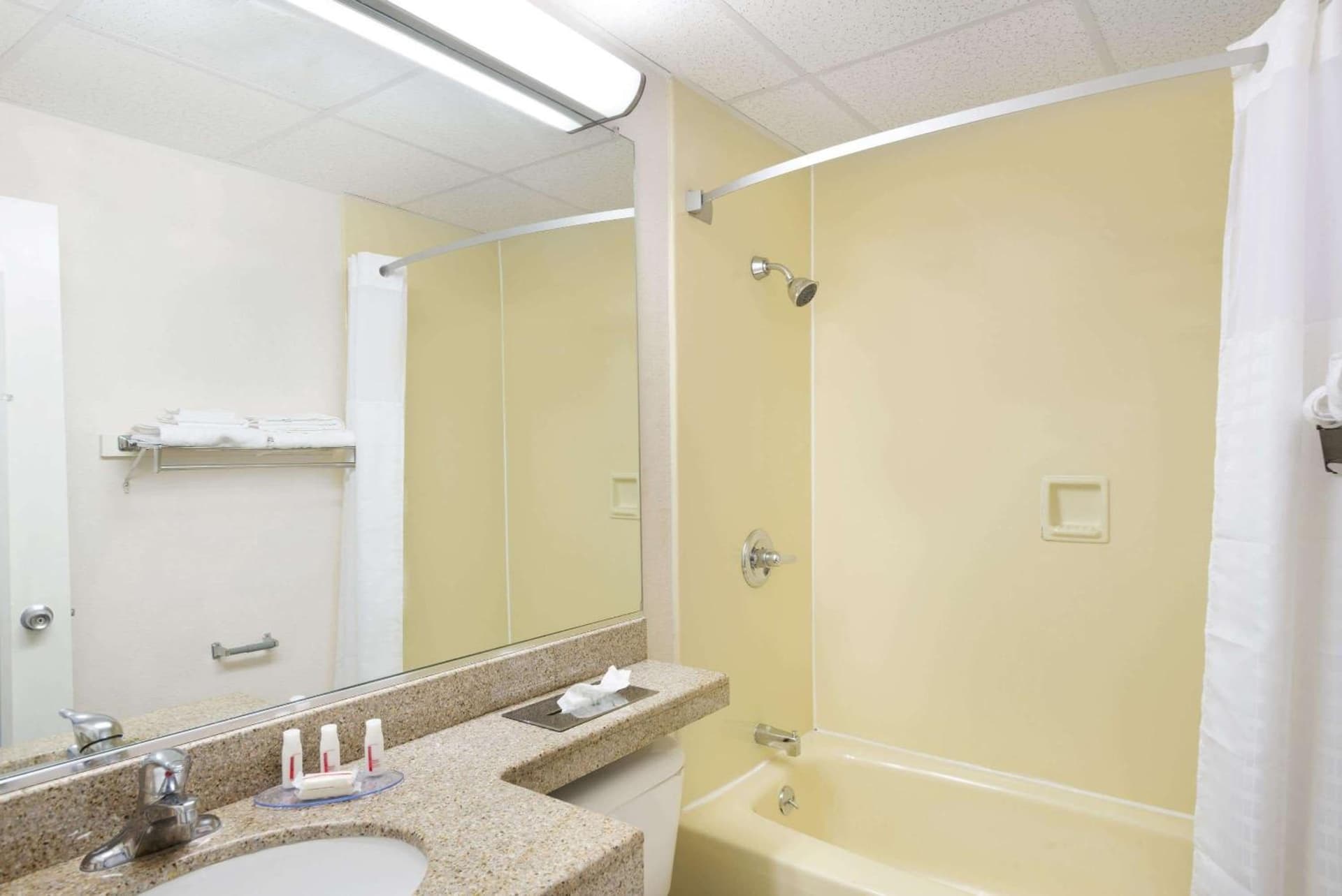 Howard Johnson by Wyndham Newburgh gallery photo in Newburgh, NY — image 9