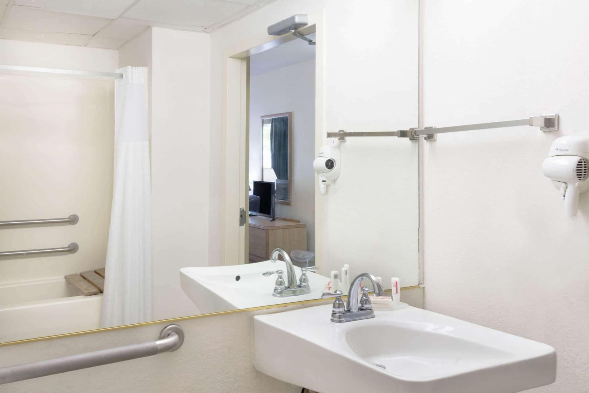 Howard Johnson by Wyndham Newburgh gallery photo in Newburgh, NY — image 20
