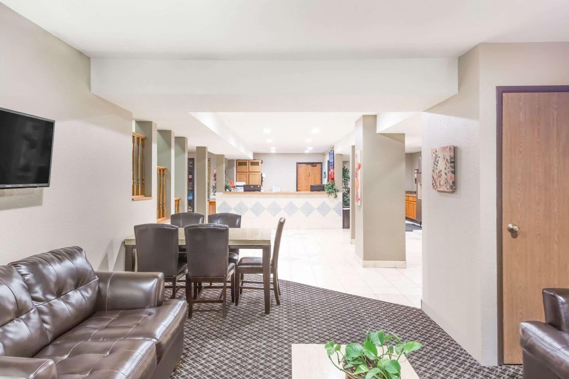 Super 8 by Wyndham Redding interior in Redding, CA — gallery photo 2