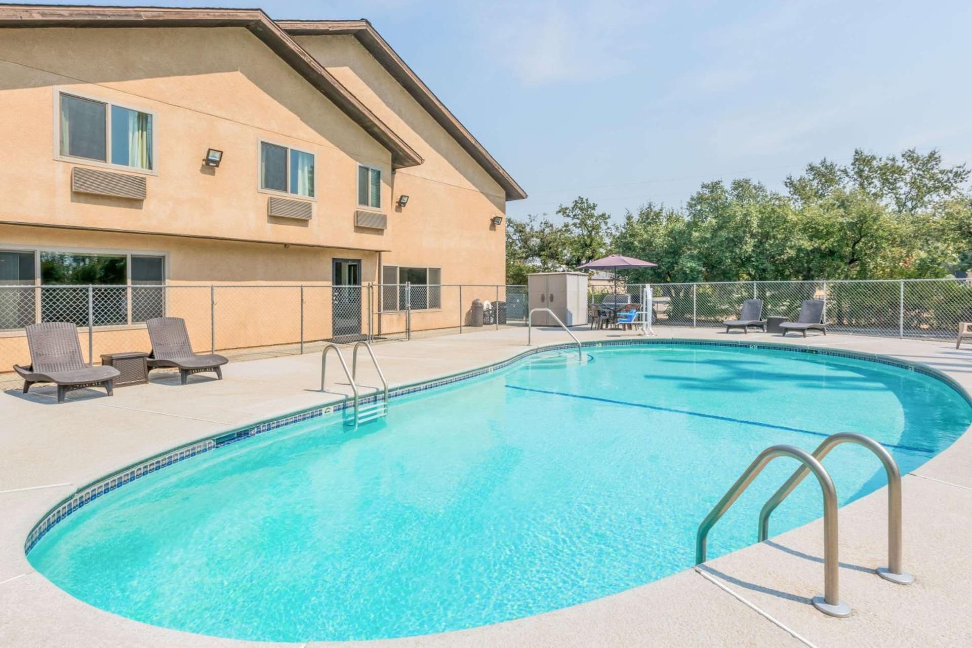 Super 8 by Wyndham Redding gallery photo in Redding, CA — image 31