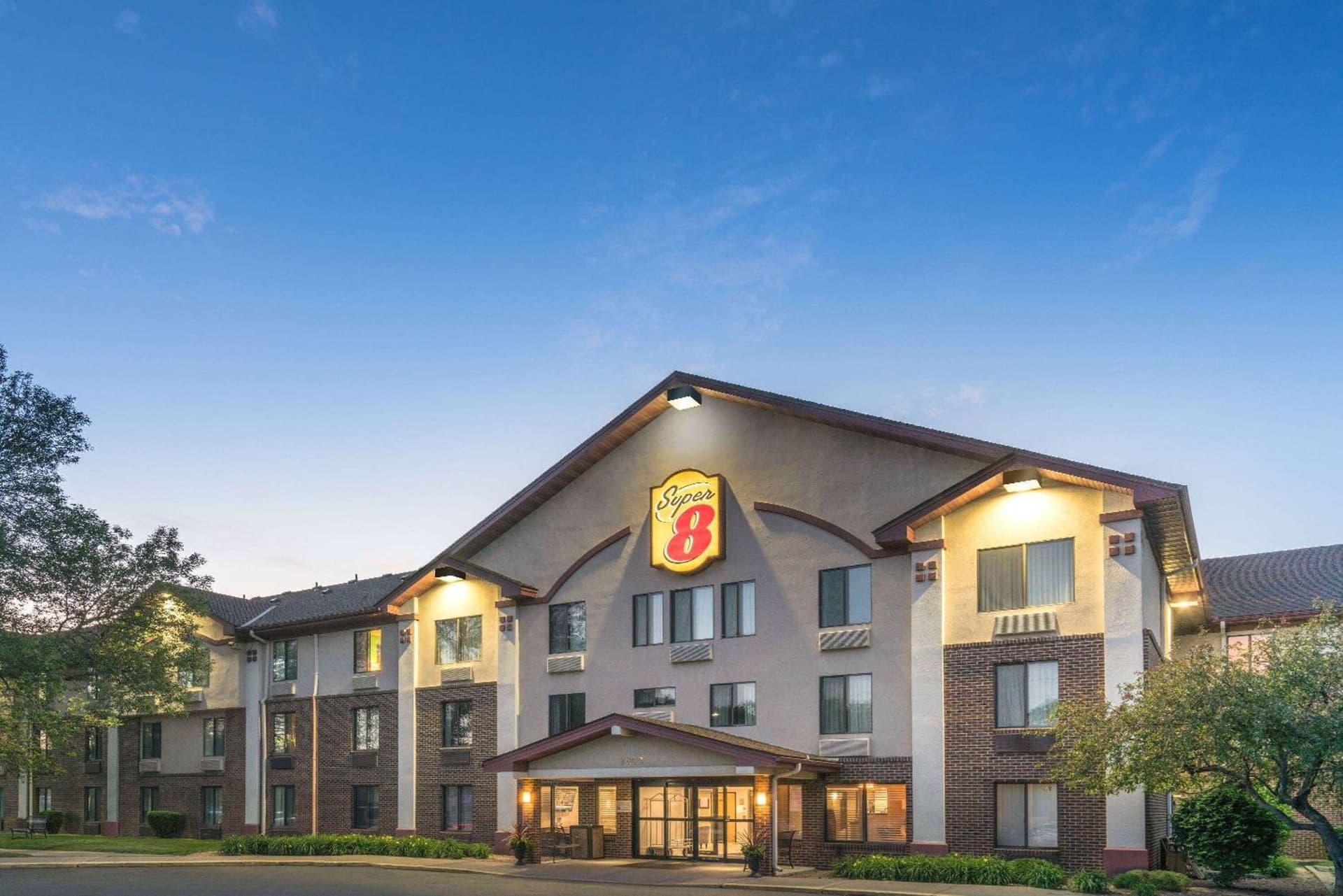 Super 8 by Wyndham Bloomington/Airport interior in Bloomington, MN — gallery photo 2