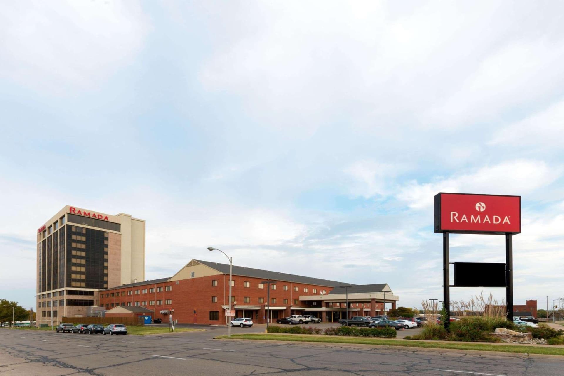 Ramada by Wyndham Topeka Downtown Hotel & Convention Center — hotel in Topeka, Kansas