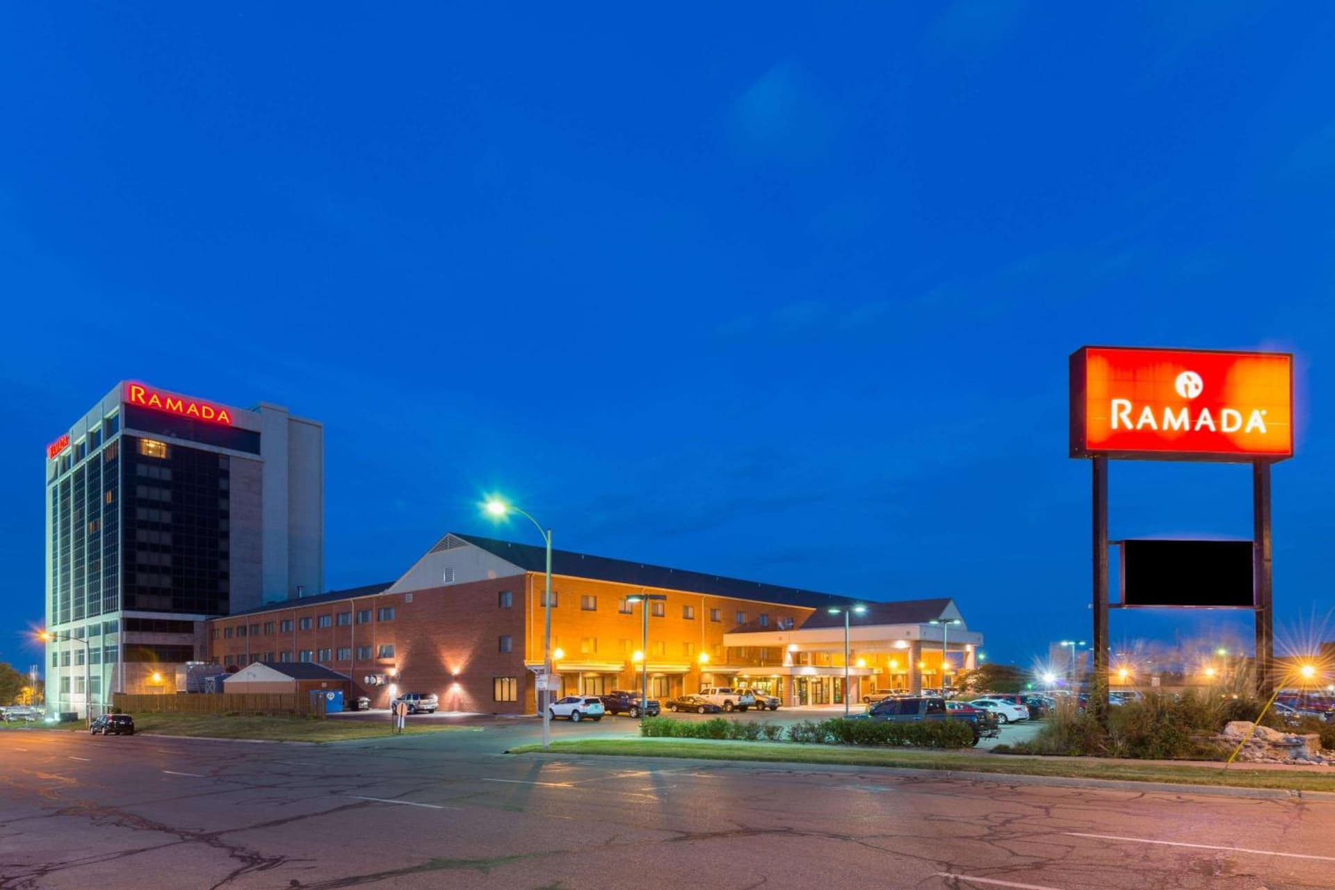 Ramada by Wyndham Topeka Downtown Hotel & Convention Center gallery photo in Topeka, KS — image 26