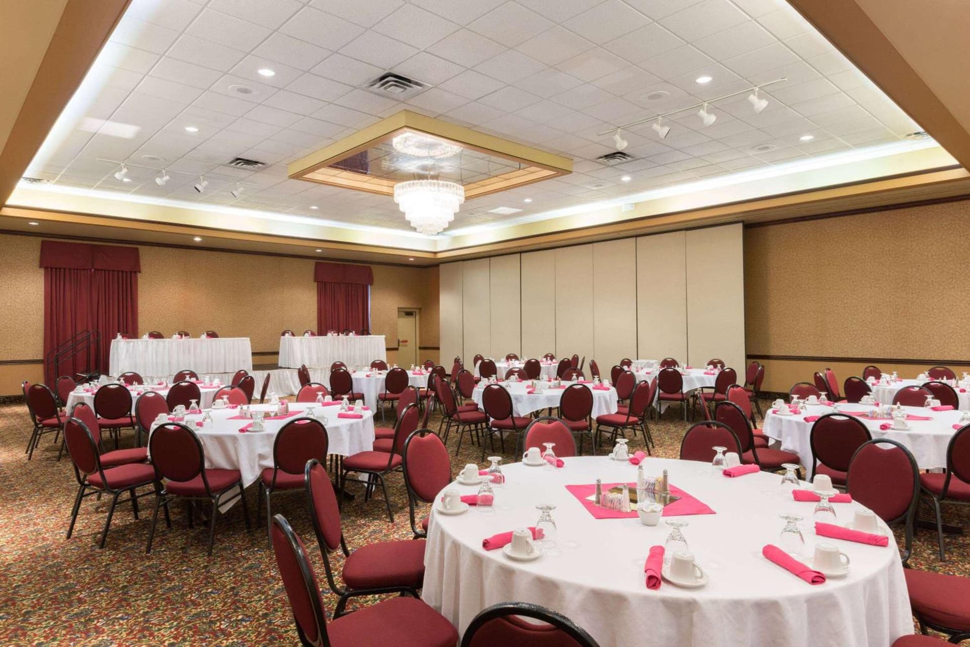 Ramada by Wyndham Topeka Downtown Hotel & Convention Center gallery photo in Topeka, KS — image 20