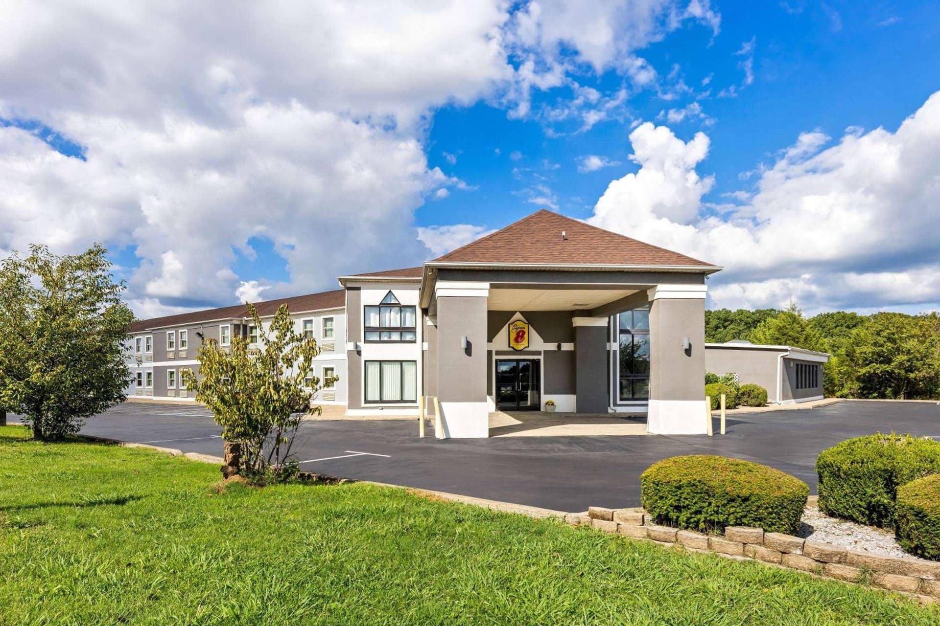 Super 8 by Wyndham Dickson — hotel in Dickson, Tennessee