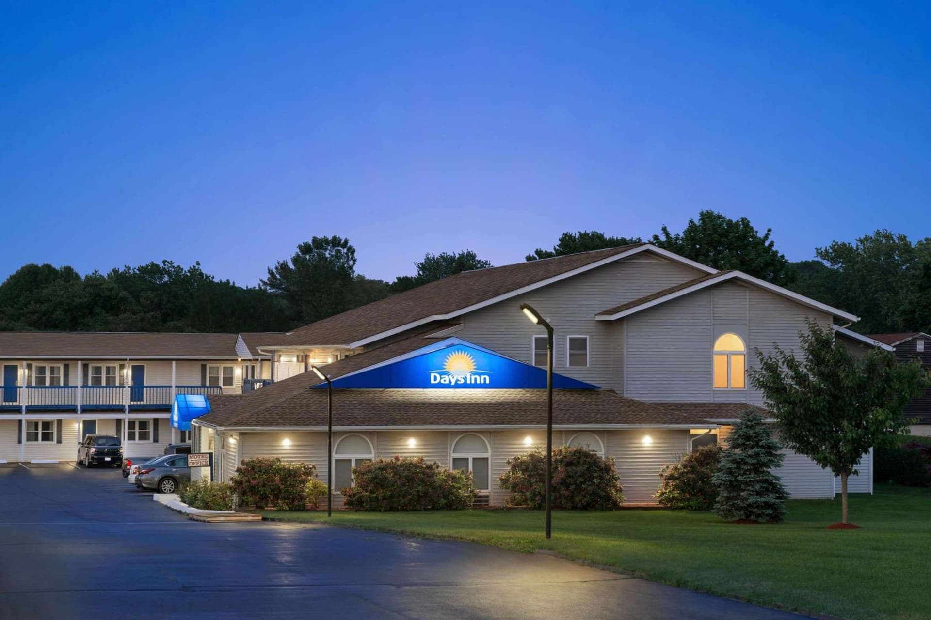 Days Inn by Wyndham Middletown/Newport Area property views in Middletown, RI — gallery photo 3