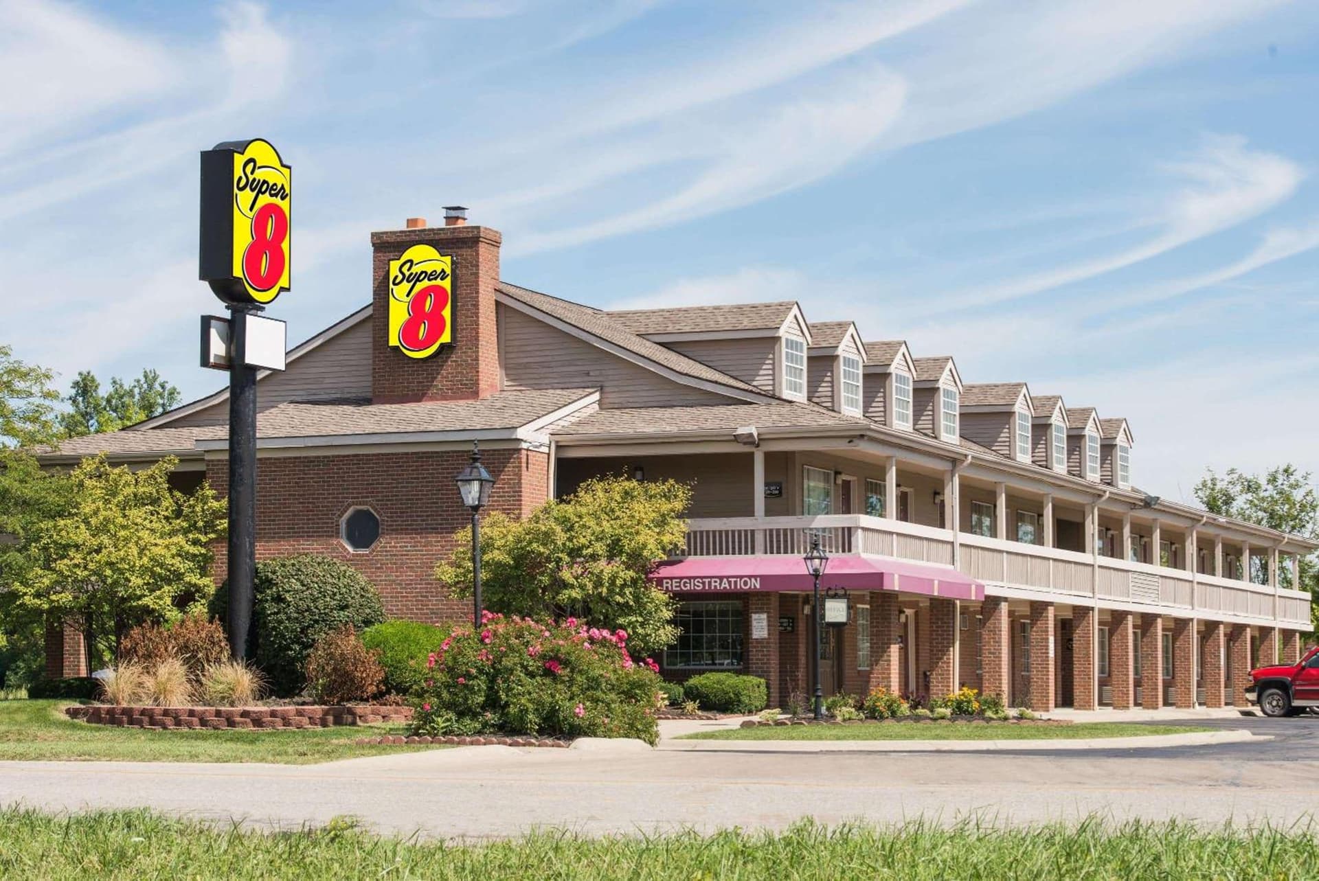 Red Roof Inn & Suites Marysville interior in Marysville, OH — gallery photo 2