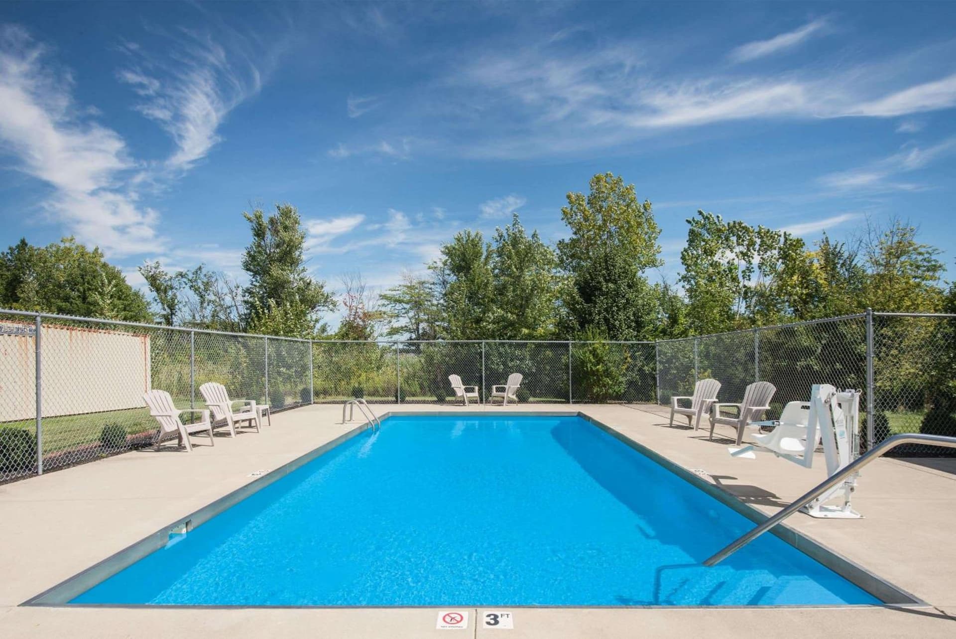 Red Roof Inn & Suites Marysville property views in Marysville, OH — gallery photo 3