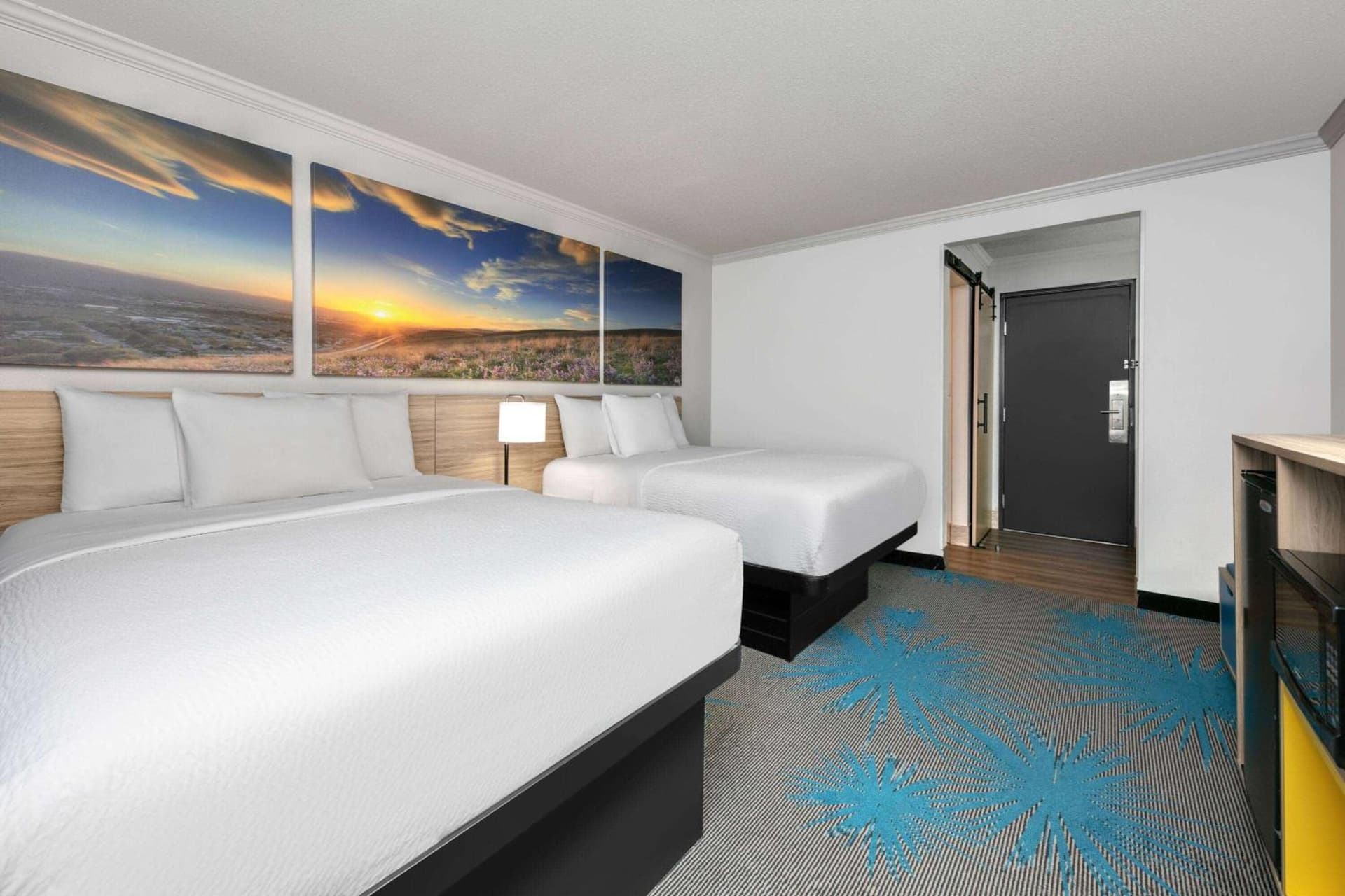 Days Inn by Wyndham Fort Smith interior in Fort Smith, AR — gallery photo 2
