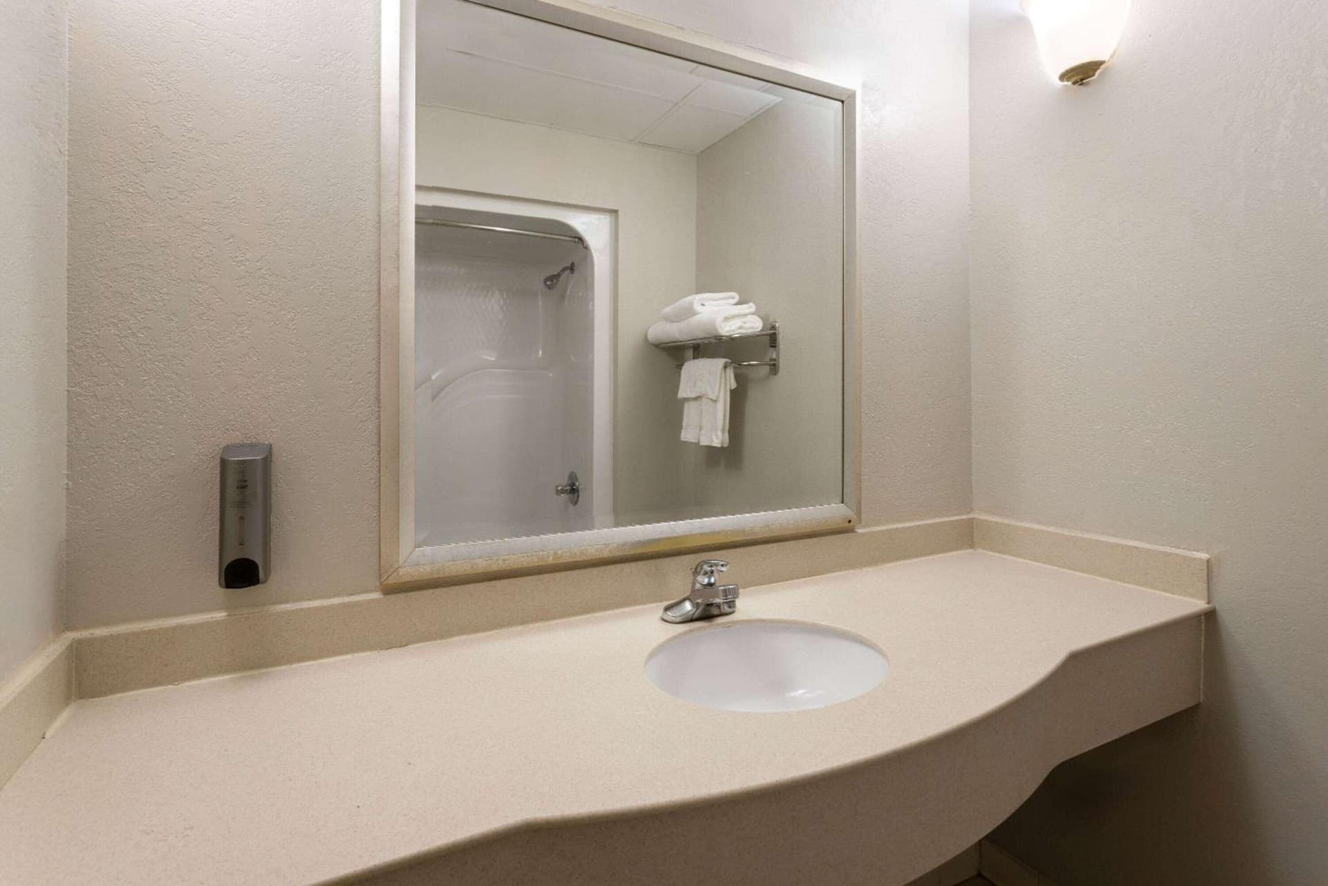 Days Inn & Suites by Wyndham Albany gallery photo in Albany, NY — image 51