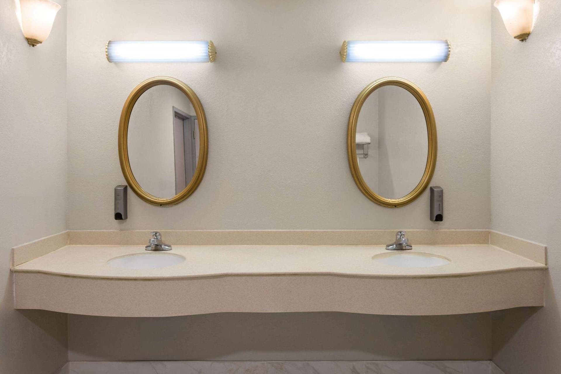 Days Inn & Suites by Wyndham Albany gallery photo in Albany, NY — image 29