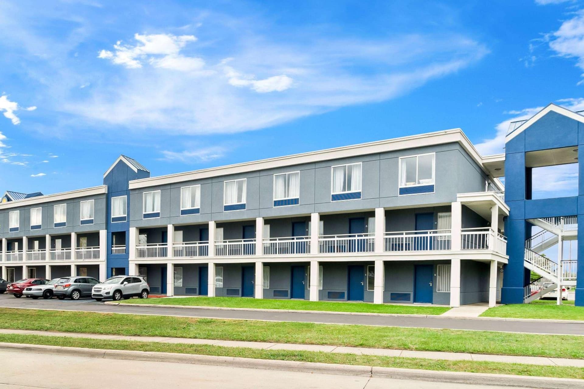 Days Inn & Suites by Wyndham Warren interior in Warren, MI — gallery photo 2